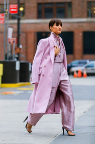 graphic bag, leather bag, leather shoes, over the shoulder, pink coat, pink jacket, pink pants, printed bag, silver bag, tone on tone, total look pink, trousers, street style, jonathan paciullo, FW, frenchystyle, fashion week, NYFW, NEW YORK, AUTUMN WINTER 2018-2019, AW 18-19, FALL WINTER 2018-2019, FW 18-19, vertical, full length, camila coelho