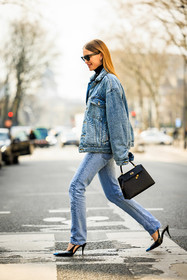 denim look, black turtleneck, golden loops, skinny jeans, light jeans, black slingback, louis vuitton slingback, kelly bag, hermes handbag, black handbag, pernille teisbaek, street style, jonathan paciullo, FW, frenchystyle, fashion week, AUTUMN WINTER 2022-2023, FALL WINTER 2022_2023, FW 22-23, PFW, PARIS, full length, vertical