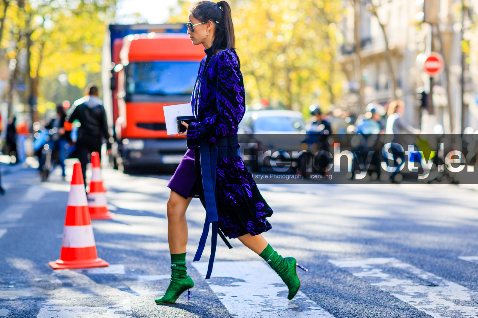 atmosphere details, fashion week, frenchystyle, full length, FW, glitter, green boots, high heels, horizontal, jonathan paciullo, justine lee, leather shoes, PARIS, PFW, purple shirt, purple skirt, sacai, shiny shoes, SPRING SUMMER 2017, SS 17, street style, sunglasses, vêtements
