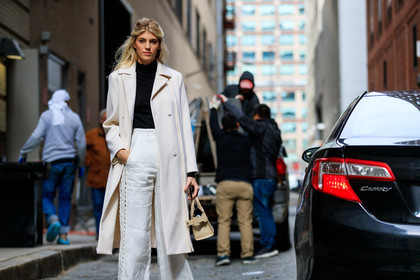 beige bag, black turtleneck, leather bag, trousers, white jacket, white pants, street style, jonathan paciullo, FW, frenchystyle, fashion week, NYFW, NEW YORK, AUTUMN WINTER 2018-2019, AW 18-19, FALL WINTER 2018-2019, FW 18-19, atmosphere details, horizontal, detail, model, devon windsor