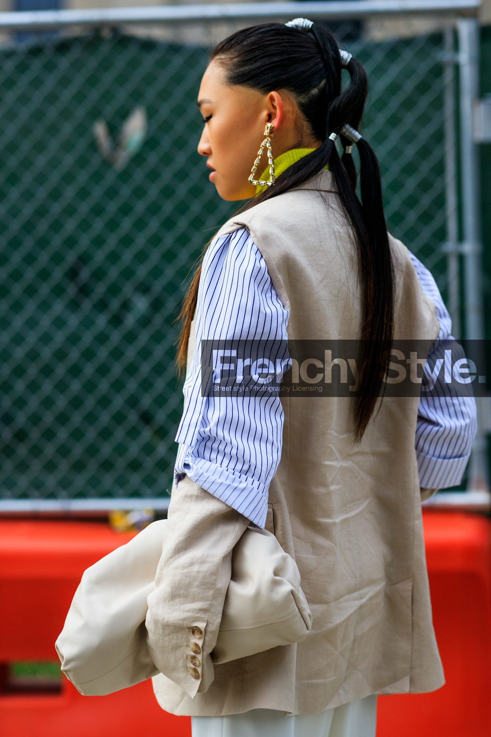 beige bag, beige jacket, blue shirt, bottega veneta, earrings, graphic shirt, jaime xie, leather bag, ponytail, printed shirt, sleeveless, striped shirt, white bag, street style, jonathan paciullo, FW, frenchystyle, fashion week, NEW YORK, NYFW, SPRING SUMMER 2020, SS 20, vertical, detail, atmosphere details