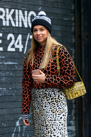 adidas, animal print, beige skirt, black beanie, chloe king, graphic skirt, graphic sweater, leather bag, leopard, orange sweater, printed skirt, printed sweater, proenza schouler, snake print, yellow bag, street style, jonathan paciullo, frenchystyle, NYFW, NEW YORK, AUTUMN WINTER 2019-2020, AW 19-20, FALL WINTER 2019-2020, FW 19-20, fashion week, FW, vertical, atmosphere details, detail