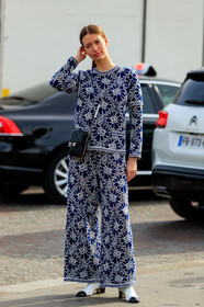 navy blue pants, navy blue pullover, white pants, white pullover, floral embroidered pullover, floral embroidered pants, floral printed pants, floral printed pullover, jacquard pullover, jacquard pants, knit pants, knitwear, black leather bag, crossbody bag, square shape bag, quilted bag, white polish boots, black polish boots, bicolor boots, chanel boots, chanel bag, chanel pullover, chanel pants, fashion week, frenchystyle, FW, jonathan paciullo, street style, PFW, PARIS, vertical, full length