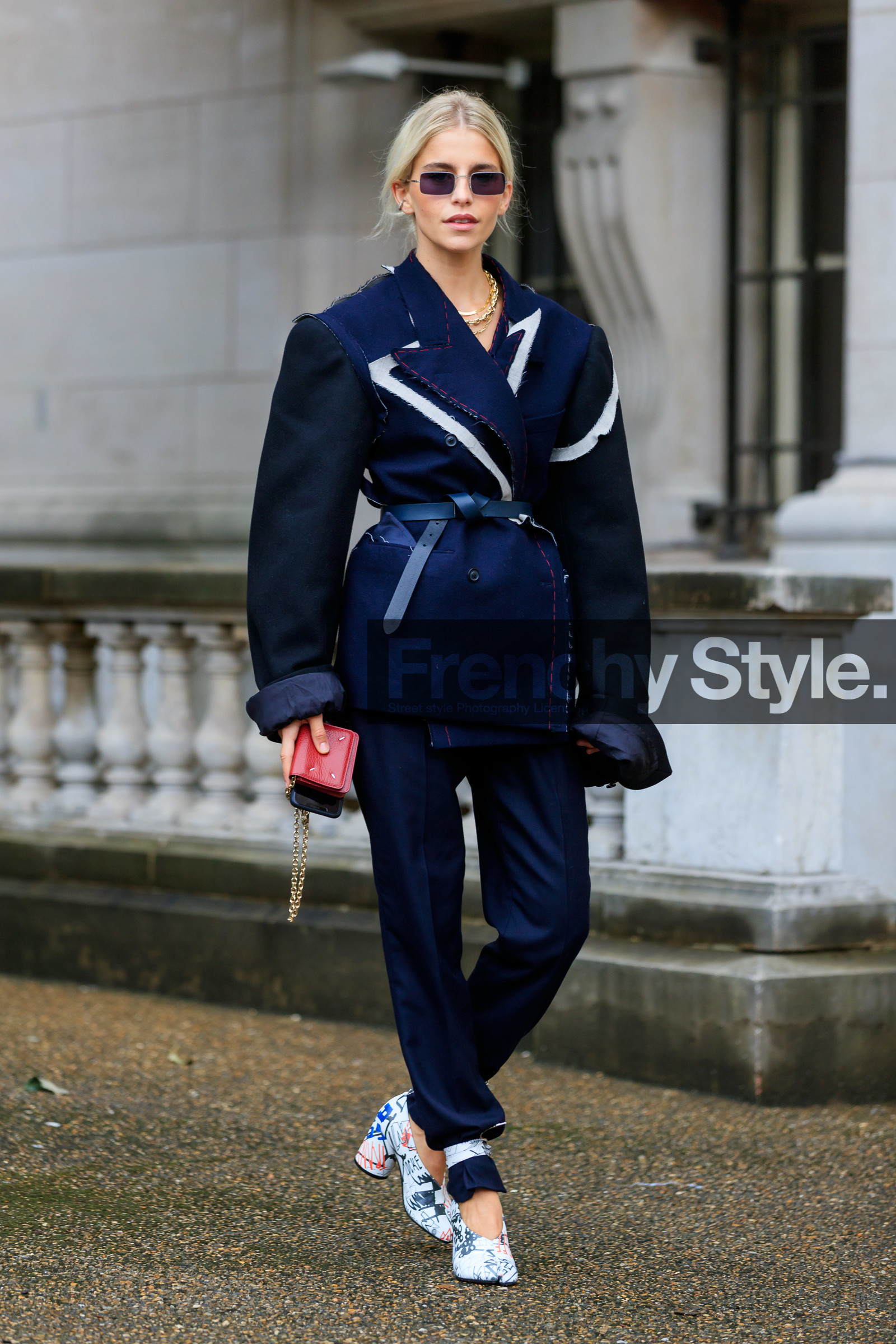 caro daur, margiela look, margiela jacket, margiela pants, margiela bag, margiela shoes, navy blue jacket, navy blue pants, navy blue leather belt, belted jacket, used jacket, red leather clutch, mini bag, square shape glasses, metalic frame sunglasses, black jacket, oversize jacket, camel toe margiela shoes, white leather shoes, round shape heels, printed shoes, fashion week, frenchystyle, FW, jonathan paciullo, street style, SPRING SUMMER 2020, SS 20, PFW, PARIS, vertical, full length