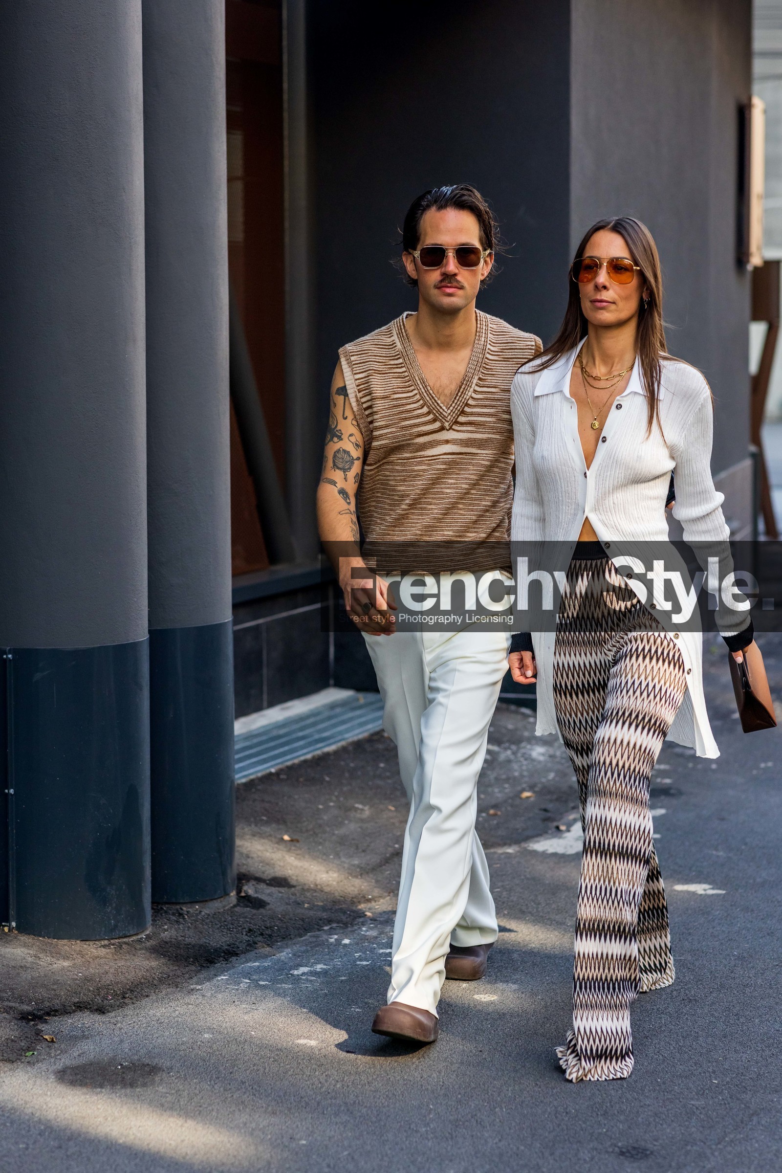 Alice Barbier, beige knit, beige pants, brown bag, brown clog, couple, duo, fluid pants, Jean-Sebastien Roques, knitted pants, leather bag, missoni look, orange sunglasses, printed pants, ribbed cardigan, sleveless knit, striped knit, sunglasses, white cardigan, white pants, v-neck knit, fashion week, frenchystyle, FW, jonathan paciullo, street style, MFW, MILAN, SPRING SUMMER 2022, SS 22, vertical, full length, menswear