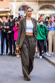 brown blazer, brown pants, camel bag, crop top, fluid pants, leather bag, long pants, low waist pants, Melissa Satta, suit, white crop top, fashion week, frenchystyle, FW, jonathan paciullo, street style, MFW, MILAN, SPRING SUMMER 2022, SS 22, vertical, full length