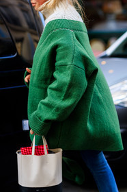 green sweater, leather bag, oversize, white bag, street style, jonathan paciullo, FW, frenchystyle, fashion week, LFW, LONDON, AUTUMN WINTER 2018-2019, AW 18-19, FALL WINTER 2018-2019, FW 18-19, vertical, atmosphere details, detail