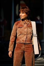 ginger hair, orange outfit, orange jacker, orange pants, beige bag, brown, alyssa coscarelli, street style, jonathan paciullo, FW, frenchystyle, fashion week, AUTUMN WINTER 2022-2023, FALL WINTER 2022_2023, FW 22-23, PFW, PARIS, vertical, detail, corduroy look