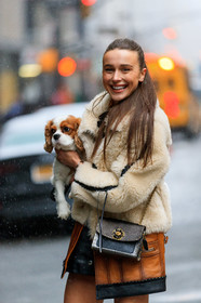 beige jacket, black bag, brown bag, camel jacket, leather bag, mary leest, shearling, street style, jonathan paciullo, frenchystyle, NYFW, NEW YORK, AUTUMN WINTER 2019-2020, AW 19-20, FALL WINTER 2019-2020, FW 19-20, fashion week, FW, vertical, atmosphere details, detail