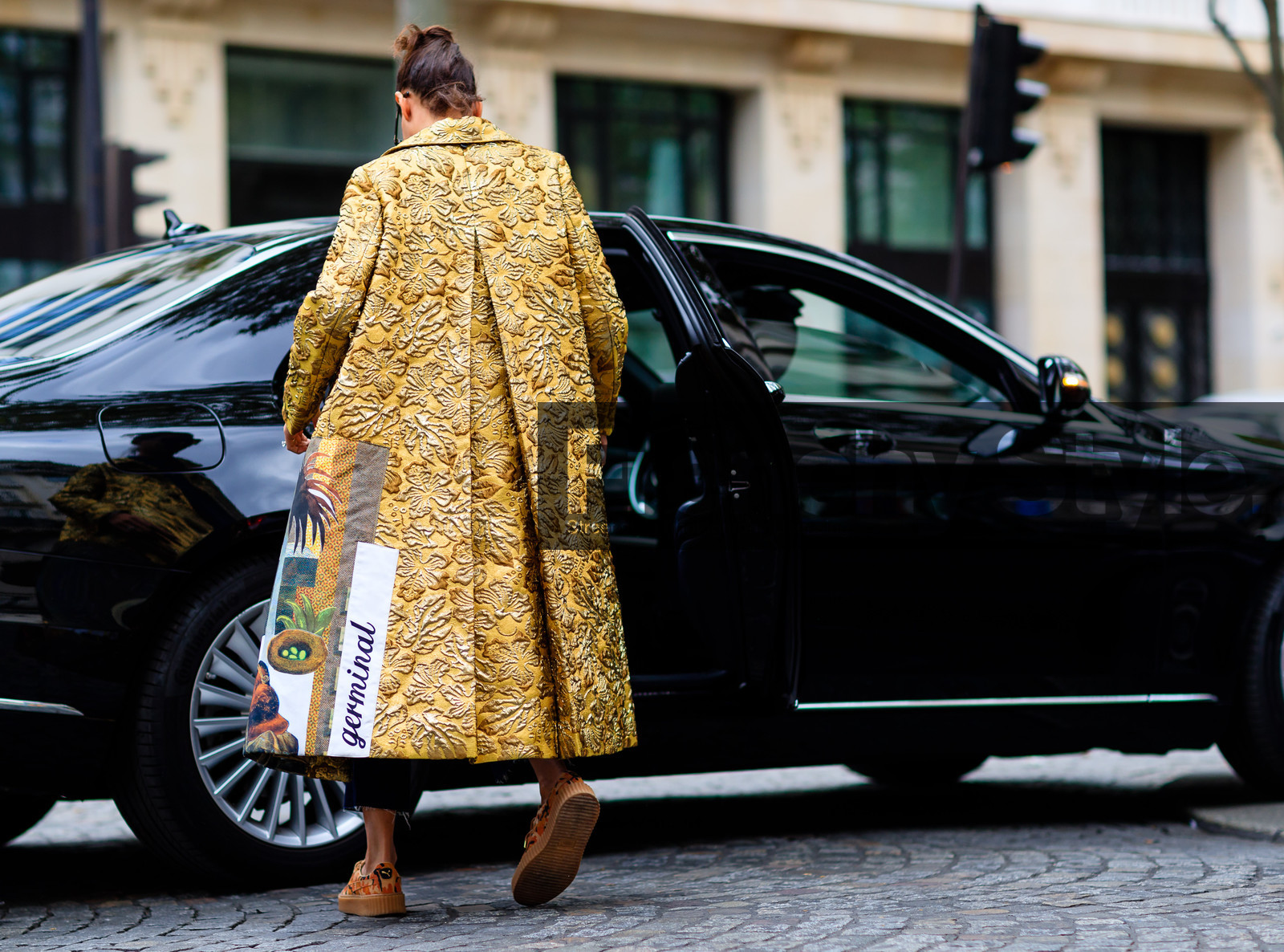atmosphere details, back detail, brocard, denim pants, fashion week, frenchystyle, full length, FW, giovanna battaglia, gold coat, horizontal, jeans, jonathan paciullo, leather shoes, orange sneakers, PARIS, PFW, printed coat, puma, shiny coat, SPRING SUMMER 2017, SS 17, street style, trousers