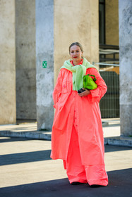 neon look, fluo orange jacket, fluo orange pants, baggy trousers, fluo green bag, pouch, golden earrings, light green jumper, chloe king, street style, jonathan paciullo, FW, frenchystyle, fashion week, AUTUMN WINTER 2022-2023, FALL WINTER 2022_2023, FW 22-23, PARIS, PFW, full length, vertical