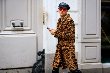animal print, beret, black hat, brown fur, Fur coat, graphic jacket, leopard, printed jacket, sunglasses, trousers, street style, jonathan paciullo, FW, frenchystyle, fashion week, PFW, PARIS, AUTUMN WINTER 2018-2019, FALL WINTER 2018-2019, FW 18-19, horizontal, atmosphere details