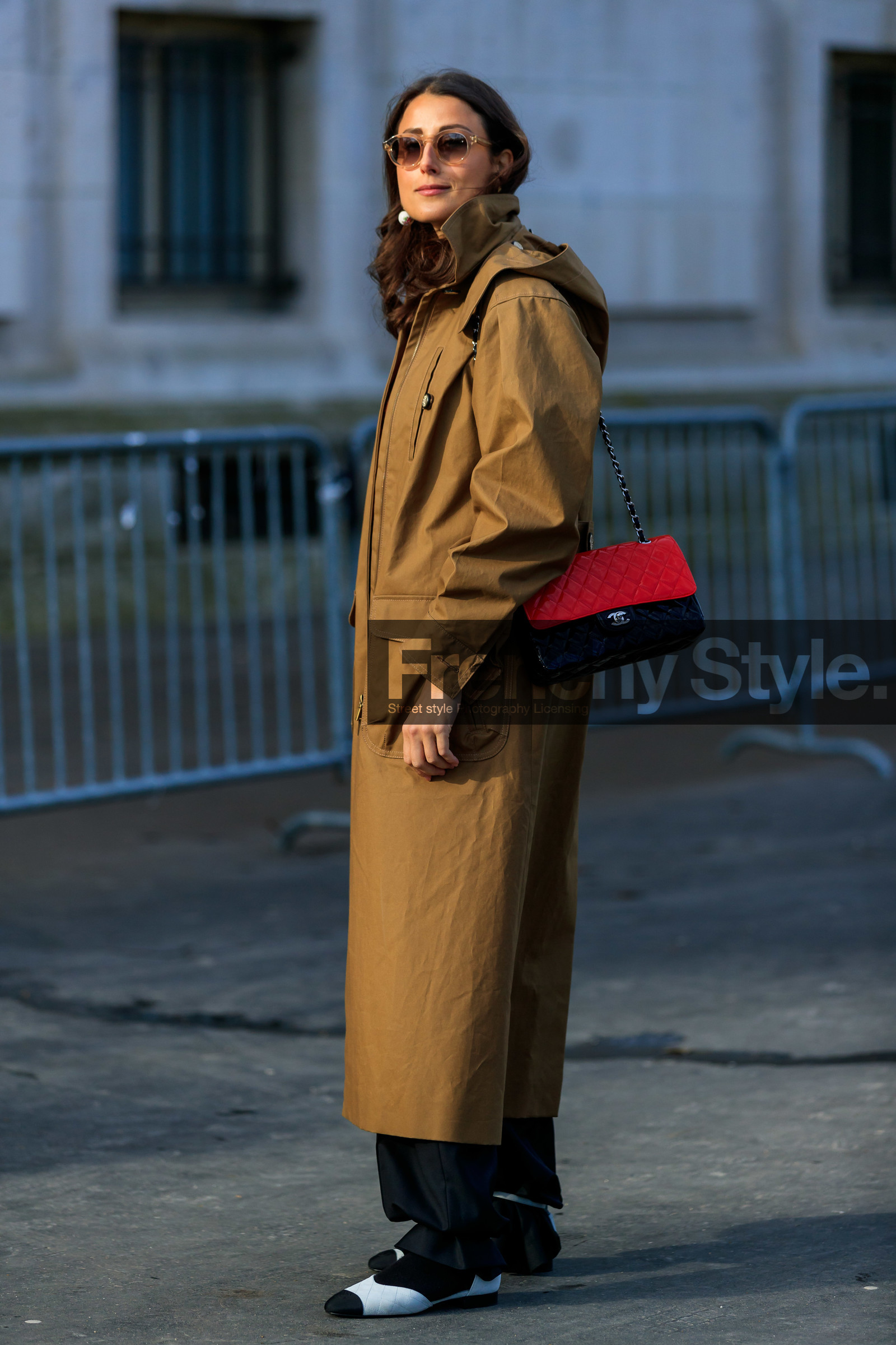 julia haghjoo, camel parka, red polish bag, black polish bag, shoulder bag, white leather shoes, bicolor shoes, flat shoes, mary jane shoes, quilted shoes, sheer sunglasses, round shape sunglasses, long parka, chanel bag, chanel shoes, fashion week, frenchystyle, FW, jonathan paciullo, street style, PFW, PARIS, vertical, full length