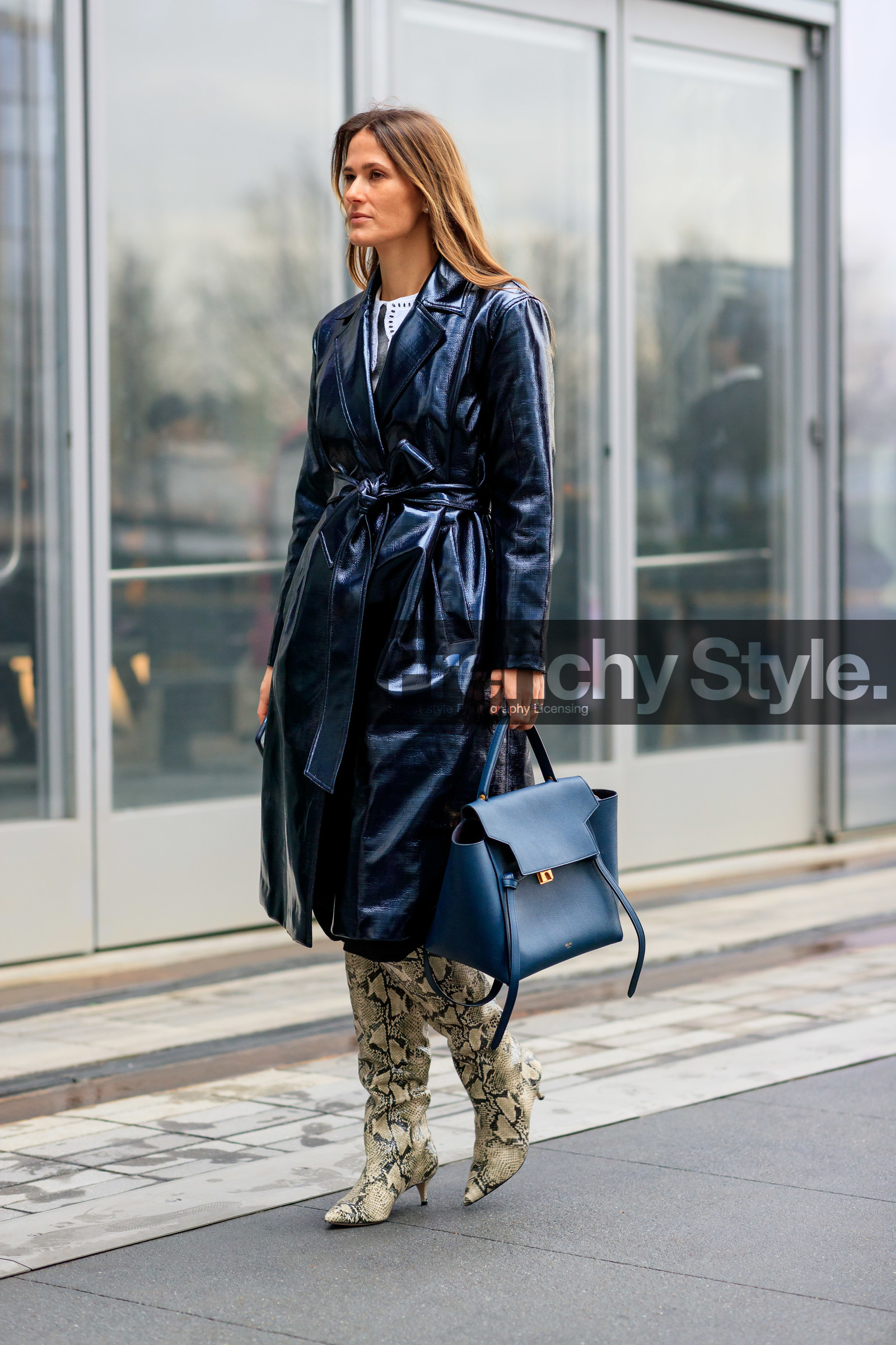 navy blue jacket, navy blue leather bag, vinyl jacket, vinyl trenchcoat, belted jacket, belted trench coat, celine bag, hand bag, big bag, animal skin boots, high boots, beige leather boots, kitten heels boots, fashion week, frenchystyle, FW, jonathan paciullo, street style, NYFW, NEW YORK, AUTUMN WINTER 2020-2021, FALL WINTER 2020-2021, FW 20-21, vertical, full length