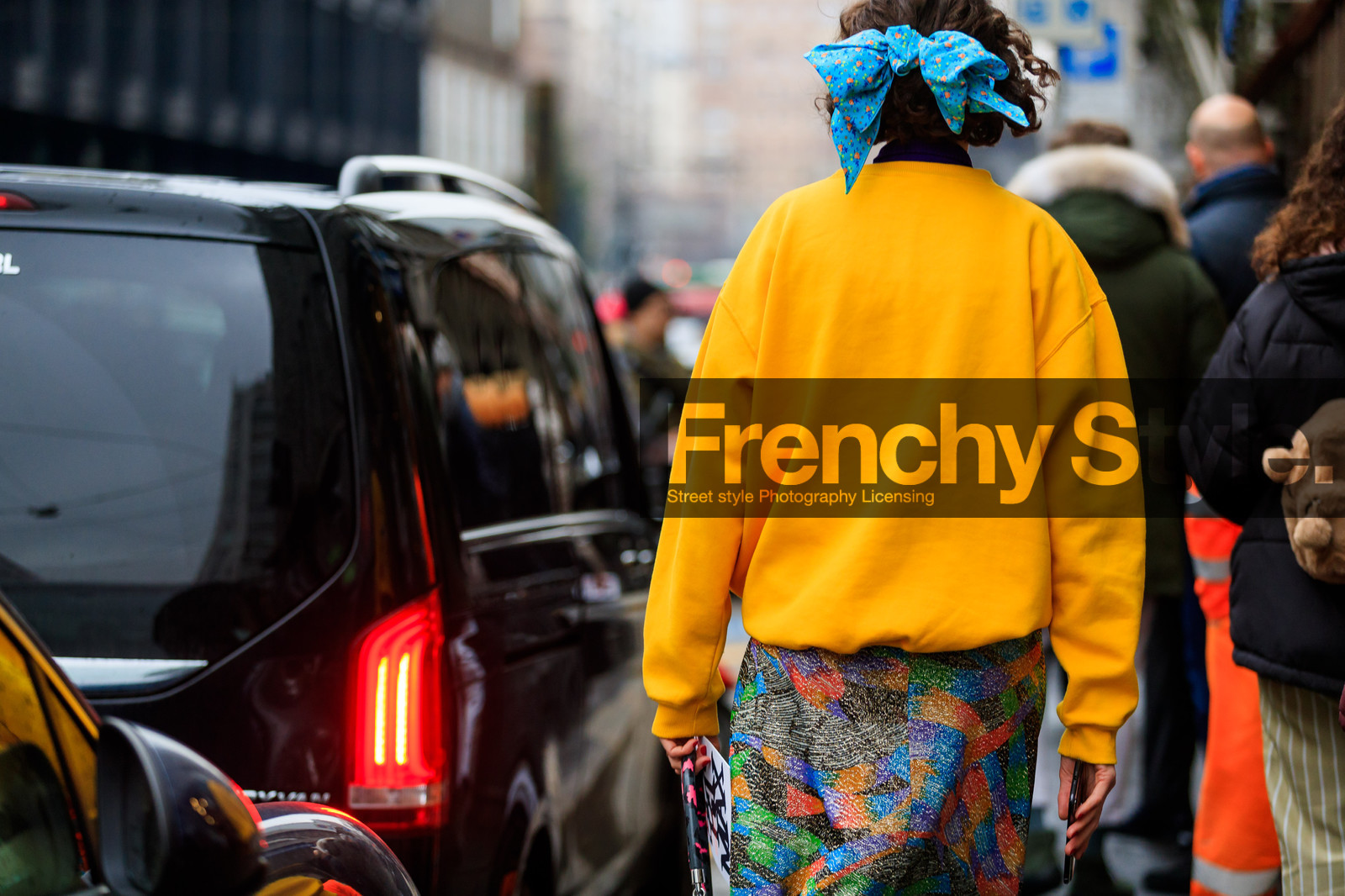graphic skirt, headband, multicolor skirt, printed skirt, yellow sweater, fashion week, frenchystyle, FW, jonathan paciullo, street style, MFW, MILAN, AUTUMN WINTER 2018-2019, FALL WINTER 2018-2019, FW 18-19, horizontal, atmosphere details, chloe hill