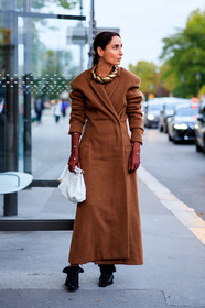 eva geraldine fontanelli, geraldine boublil, camel coat, brown coat, long coat, camel gloves, pearl detail, white clutch, black leather shoes, drape shoes, golden necklace, big necklace, fashion week, frenchystyle, FW, jonathan paciullo, street style, PFW, PARIS, SPRING SUMMER 2021, SS 21, vertical, full length