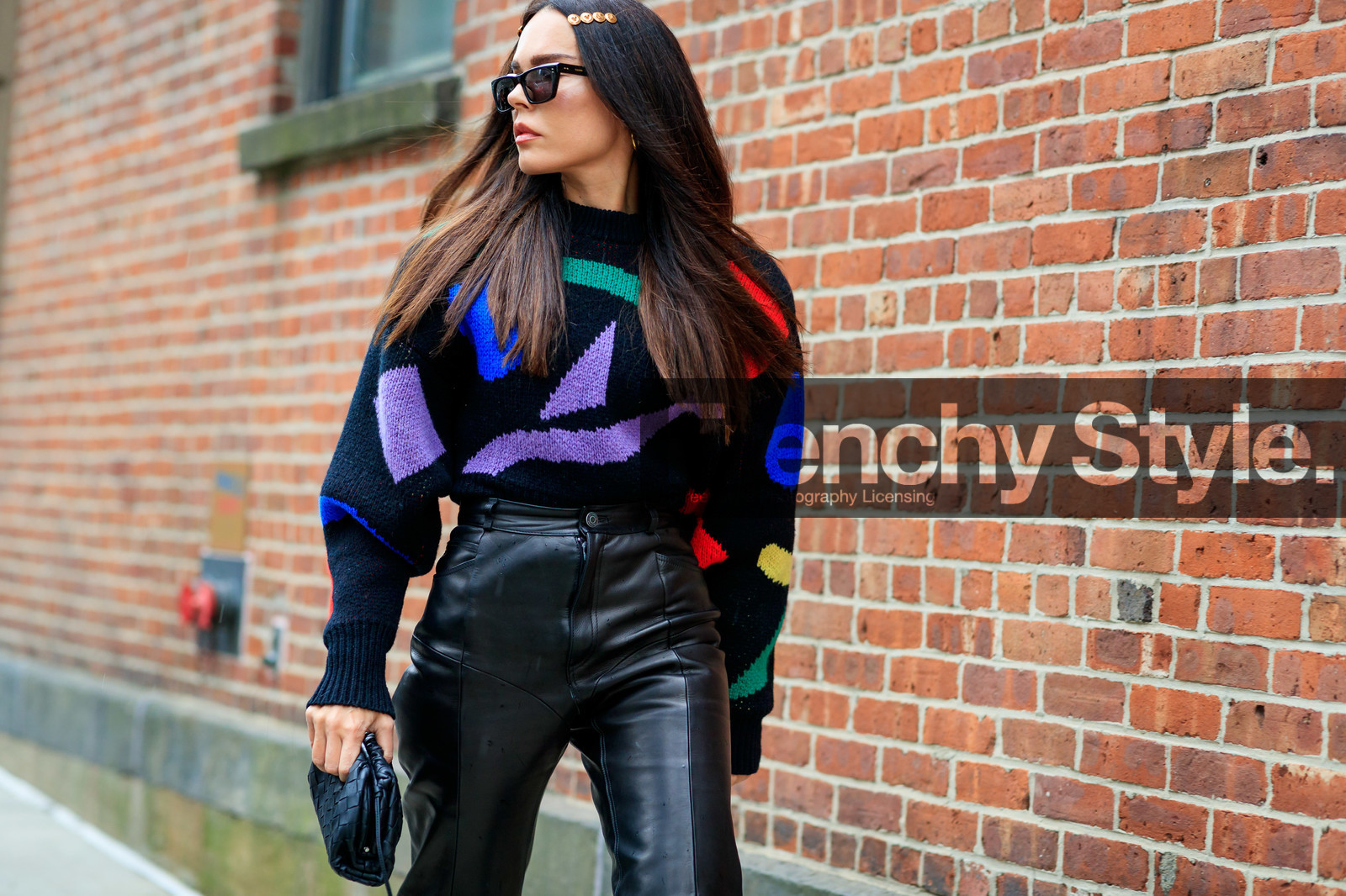 evangelie smyrniotaki, versace hair clip, golden hair clip, celine sunglasses, black pullover, black leather pants, black leather clutch, plaited clutch, bottega veneta bag, multicolor pullover, purple pullover, vintage look, vintage pullover, fashion week, frenchystyle, FW, jonathan paciullo, street style, NYFW, NEW YORK, AUTUMN WINTER 2020-2021, FALL WINTER 2020-2021, FW 20-21, horizontal, atmosphere details, detail