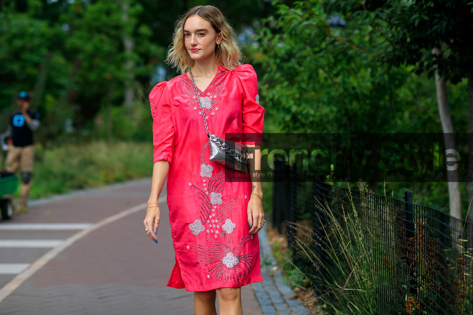 floral, flowers, graphic dress, hannah baxter, pink dress, printed dress, sequined bag, shiny bag, silver bag, street style, jonathan paciullo, FW, frenchystyle, fashion week, NEW YORK, NYFW, SPRING SUMMER 2020, SS 20, horizontal, atmosphere details, detail