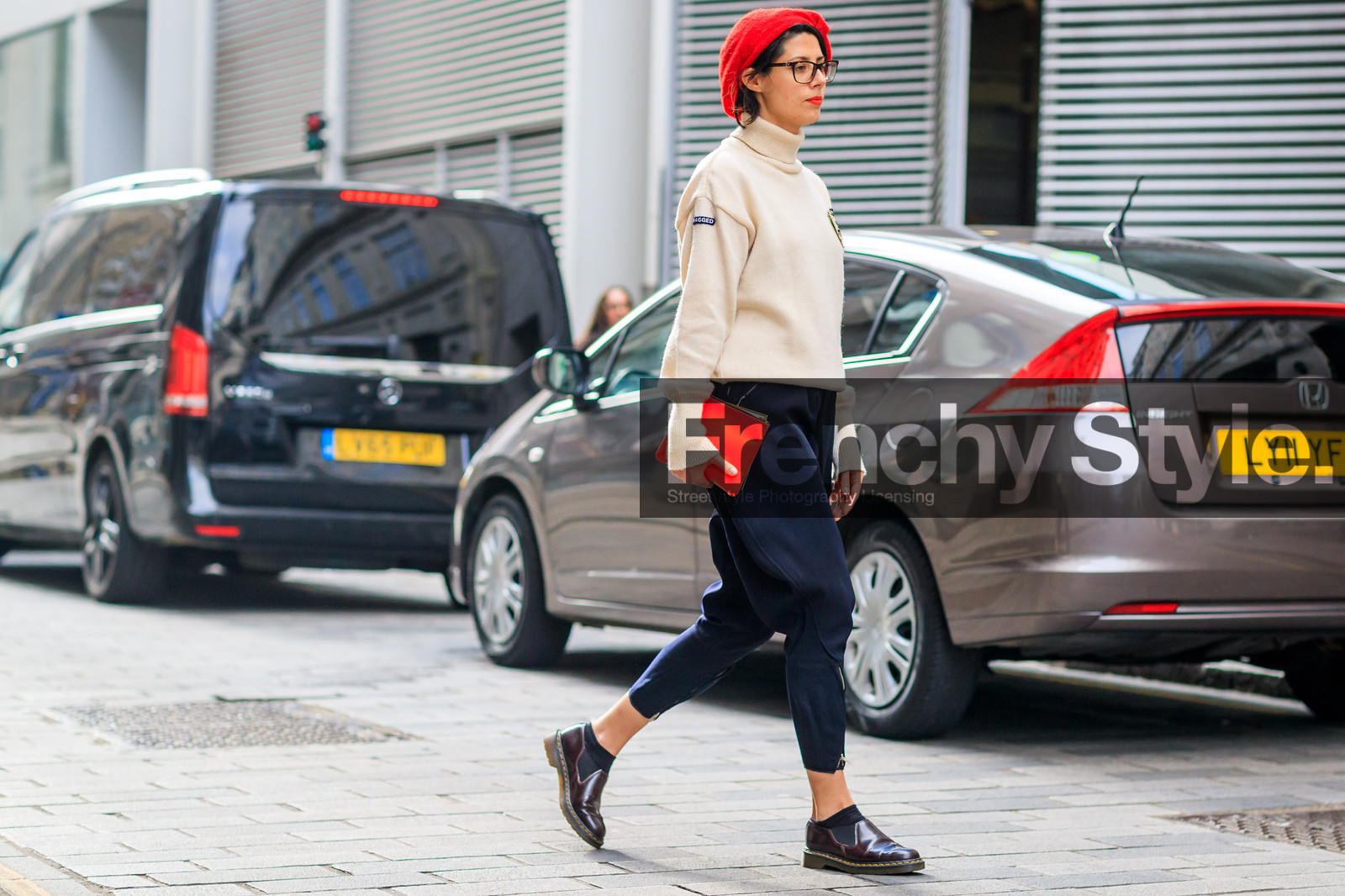 atmosphere details, AUTUMN WINTER 2017-2018, AW 17-18, beret, black pants, bordeaux, burgundy, FALL WINTER 2017-2018, fashion week, frenchystyle, full length, FW, FW 17-18, horizontal, jonathan paciullo, leather shoes, LFW, LONDON, oversize, red bag, red hat, red shoes, street style, trousers, white sweater, zip