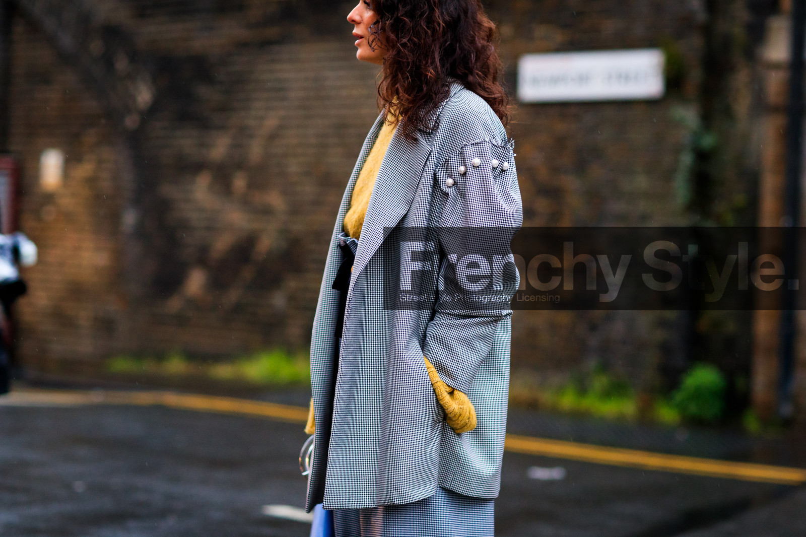 houndstooth pattern, pearls, pleats, yellow sweater, street style, jonathan paciullo, FW, frenchystyle, fashion week, LFW, LONDON, AUTUMN WINTER 2018-2019, AW 18-19, FALL WINTER 2018-2019, FW 18-19, horizontal, atmosphere details, detail