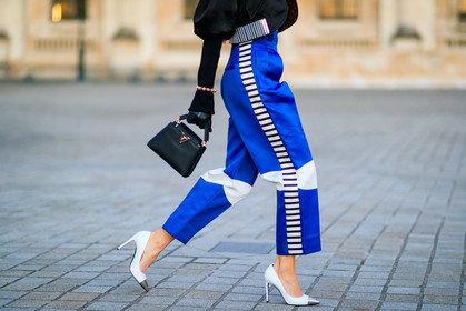 caro daur, blue pants, black leather bag, white leather shoes, high heels shoes, pump, sharp end shoes, silvered shoes, satin pants, carrot pants, high waist pants, white pants, striped pants, cropped pants, black leather gloves, hand bag, wooden bracelet, strassed bracelet, louis vuitton bag, louis vuitton pants, louis vuitton shoes, close up detail, legs detail, fashion week, frenchystyle, FW, jonathan paciullo, street style, PFW, PARIS, horizontal, atmosphere details, detail