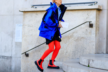atmosphere details, blue jacket, detail, fashion week, frenchystyle, FW, horizontal, Itoi Kuriyama, jonathan paciullo, leather shoes, PARIS, PFW, rain coat, raincoat, red boots, sacai, SPRING SUMMER 2017, SS 17, street style, tights