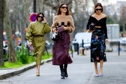 alessandra ambrosio, giorgia tordini, burgundy leather skirt, beige pullover, black pullover, checked pullover, golden earrings, golden bracelet, diamond bracelet, diamond earrings, hoop earrings, big bracelet, belted skirt, square shape glasses, scale sunglasses, black belt, chain belt, metalic belt, golden chain belt, chanel belt, black leather boots, high boots, high heels boots, laced boots, mid long skirt, white bag, brown bag, fur bag, hand bag, bicolor bag, fashion week, frenchystyle, FW, jonathan paciullo, street style, PFW, PARIS, horizontal, atmosphere details, full length