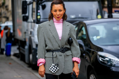 light pink top, turtleneck top, oversize jacket, black jacket, black pants, white jacket, checked jacket, houndstooth printed jacket, belted jacket, black leather belt, plaited belt, mini bag, belt bag, plaited bag, black leather bag, white leather bag, fashion week, frenchystyle, FW, jonathan paciullo, street style, SPRING SUMMER 2020, SS 20, PFW, PARIS, horizontal, atmosphere details, detail