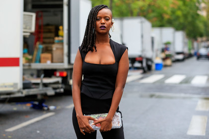 earring cuff, pearl earrings, black top, black pants, sleeveless top, openwork top, low necked top, sheer bag, sheer clutch, corset top, fashion week, frenchystyle, FW, jonathan paciullo, street style, SPRING SUMMER 2020, SS 20, PFW, PARIS, horizontal, atmosphere details, detail