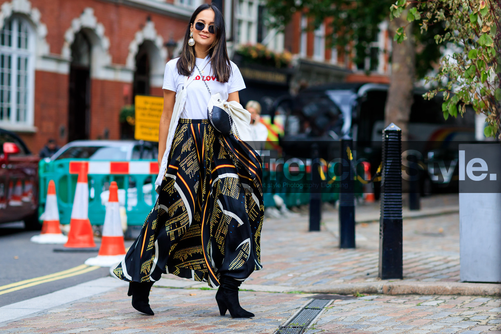 anna rosa vitiello, atmosphere details, black and white bag, black shoes, black skirt, chanel, earrings, fashion week, frenchystyle, full length, FW, graphic skirt, high heels, horizontal, jonathan paciullo, leather bag, leather shoes, LFW, LONDON, printed skirt, printed t shirt, SPRING SUMMER 2018, SS 18, street style, white t shirt