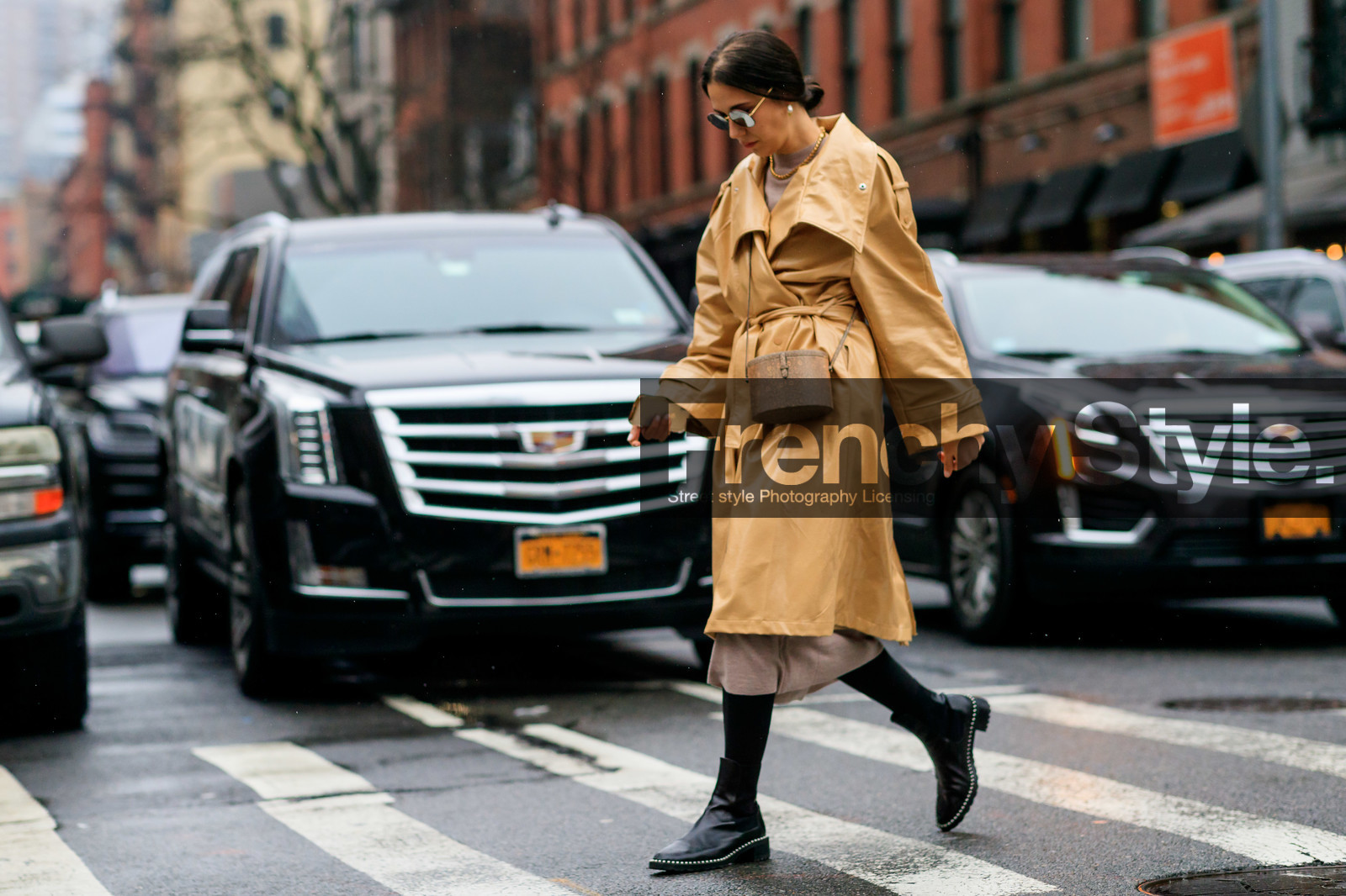 light yellow leather coat, beige leather coat, beige leather trench coat, beige leather bag, animal skin bag, crossbody bag, mini bag, black leather boots, chelsea boots, flat boots, round shape sunglasses, metalic frame sunglasses, golden necklace, big chain necklace, belted coat, belted trench coat, beige dress, long dress, knit dress, knitwear, fashion week, frenchystyle, FW, jonathan paciullo, street style, NYFW, NEW YORK, AUTUMN WINTER 2020-2021, FALL WINTER 2020-2021, FW 20-21, horizontal, atmosphere details, full length