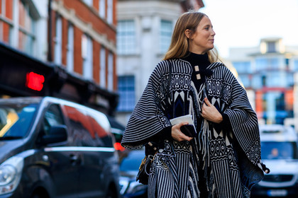 black and white, graphic jacket, poncho, printed jacket, street style, jonathan paciullo, FW, frenchystyle, fashion week, LFW, LONDON, AUTUMN WINTER 2018-2019, AW 18-19, FALL WINTER 2018-2019, FW 18-19, horizontal, atmosphere details, detail, jennifer neyt