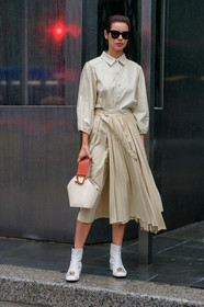 beige shirt, beige skirt, danse lente, high waist, leather bag, leather shoes, pleated skirt, sunglasses, white bag, white shoes, fashion week, frenchystyle, FW, jonathan paciullo, street style, NEW YORK, NYFW, SPRING SUMMER 2020, SS 20, vertical, full length