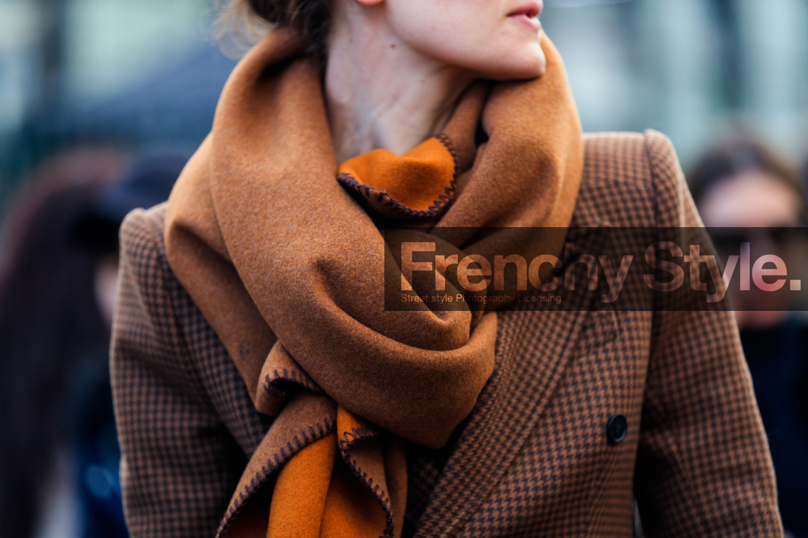 blazer, brown jacket, brown scarf, checked, graphic jacket, houndstooth pattern, plaid, printed jacket, street style, jonathan paciullo, FW, frenchystyle, fashion week, PFW, PARIS, AUTUMN WINTER 2018-2019, FALL WINTER 2018-2019, FW 18-19, horizontal, atmosphere details