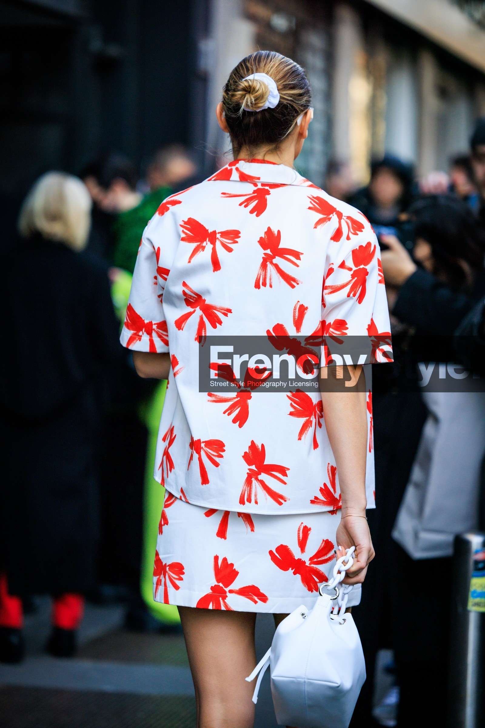 printed shirt, bow shirt, printed skirt, bow skirt, red and white set, white handbag, chained handbag, white sunglasses, red lips, white scrunchie, chloe lecareux, fashion week, frenchystyle, FW, jonathan paciullo, street style, vertical, atmosphere details, detail