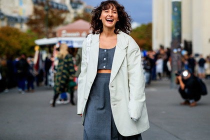 alyssa coscarelli, white leather jacket, dark grey skirt, dark grey top, button top, cropped top, oversize jacket, fashion week, frenchystyle, FW, jonathan paciullo, street style, SPRING SUMMER 2020, SS 20, PFW, PARIS, horizontal, atmosphere details, detail