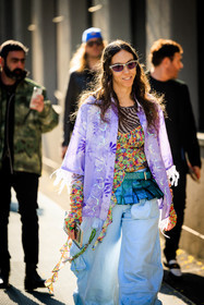 multicolor look, collina strada, purple shirt, printed shirt, multicolor tank top, printed tank top, printed second skin, brown second skir, silver sunglasses, cargo pants, baggy pants, blue trousers, blue belt, studs belt, pleated belt, multicolor mittens, flowers mittens, street style, jonathan paciullo, FW, frenchystyle, fashion week, MFW, MILAN, FALL WINTER 2022_2023, AUTUMN WINTER 2022-2023, FW 22-23, vertical, atmosphere details