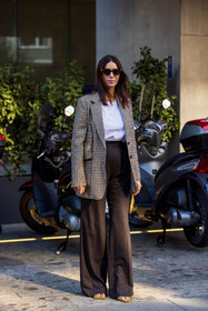 black pants, blazer, cateyes sunglasses, Deborah Reigner, fluid pants, high waist pants, houndstooth, houndstooth blazer, paco rabanne bag, pied-de-poule, printed blazer, sunglasses, white t-shirt, fashion week, frenchystyle, FW, jonathan paciullo, street style, MFW, MILAN, SPRING SUMMER 2022, SS 22, vertical, full length