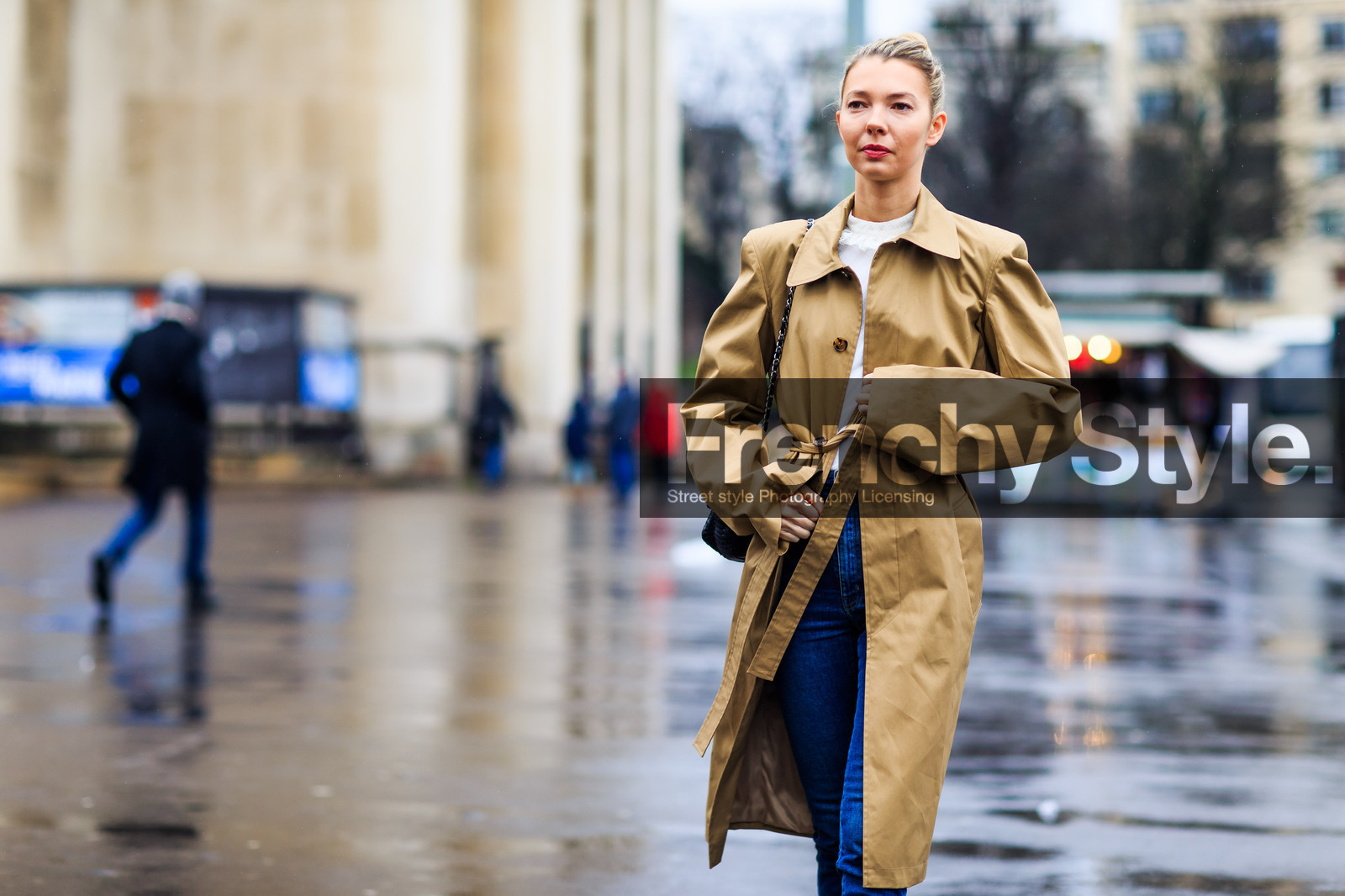 atmosphere details, AUTUMN WINTER 2016-2017, AW 16-17, beige coat, blue denim, bun, denim pants, detail, FALL WINTER 2016-2017, fashion week, frenchystyle, FW, FW 16-17, horizontal, jeans, jonathan paciullo, PARIS, PFW, street style, trench coat, trousers