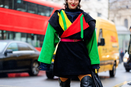 black bag, black dress, black shoes, blue denim, graphic jacket, high boots, leather bag, loewe, printed dress, printed jacket, red belt, street style, jonathan paciullo, FW, frenchystyle, fashion week, LFW, LONDON, AUTUMN WINTER 2018-2019, AW 18-19, FALL WINTER 2018-2019, FW 18-19, horizontal, atmosphere details, detail, Alicia Padrón