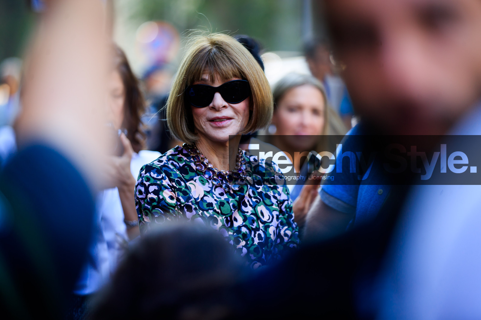 anna wintour, blue dress, graphic dress, necklace, printed dress, sunglasses, street style, jonathan paciullo, FW, frenchystyle, fashion week, MFW, MILAN, SPRING SUMMER 2019, SS 19, atmosphere details, horizontal, detail