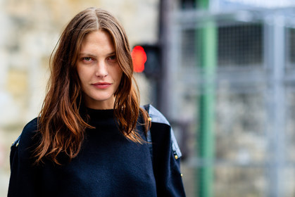 atmosphere details, black sweater, cat mc neil, detail, fashion week, frenchystyle, FW, horizontal, jonathan paciullo, long hair, model, natural, PARIS, PFW, portrait, SPRING SUMMER 2017, SS 17, street style