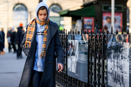 beige scarf, burberry, checked, eyelashes, grey coat, grey sweater, hoodie, plaid, printed scarf, printed sweater, tartan, trousers, street style, jonathan paciullo, FW, frenchystyle, fashion week, PFW, PARIS, AUTUMN WINTER 2018-2019, FALL WINTER 2018-2019, FW 18-19, horizontal, atmosphere details, model