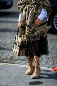 woolen scarf, houndstooth printed coat, houndstooth printed scarf, houndstooth printed cape, beige cape, black cape, bicolor scarf, bicolor cape, beige scarf, black scarf, belted cape, fringe scarf, fringe cape, straw bag, striped bag, straw shoes, platform shoes, multi straps shoes, tulle shirt, black skirt, plumetis skirt, dior bag, dior scarf, dior shoes, dior belt, dior cape, rope belt, close up detail, fashion week, frenchystyle, FW, jonathan paciullo, street style, PFW, PARIS, AUTUMN WINTER 2020-2021, FALL WINTER 2020-2021, FW 20-21, vertical, atmosphere details, detail