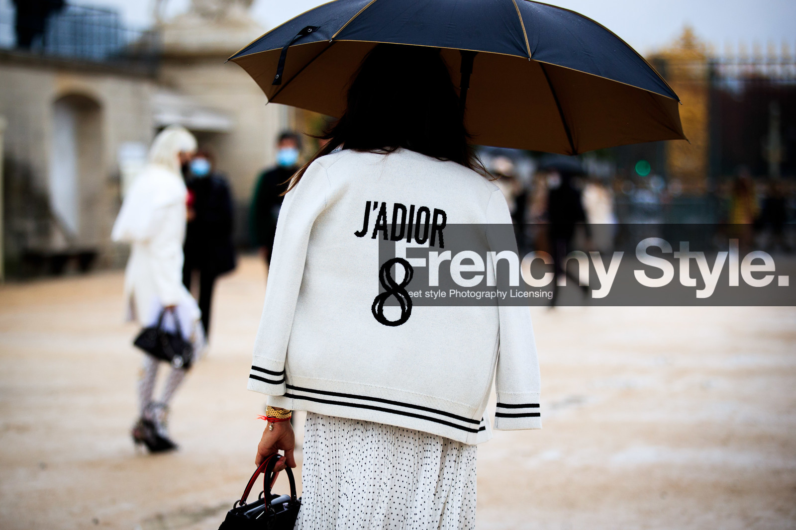 dior jacket, dior cardigan, white jacket, white cardigan, logo printed jacket, logo printed cardigan, bombers jacket, back details, close up detail, fashion week, frenchystyle, FW, jonathan paciullo, street style, PFW, PARIS, SPRING SUMMER 2021, SS 21, horizontal, atmosphere details, detail