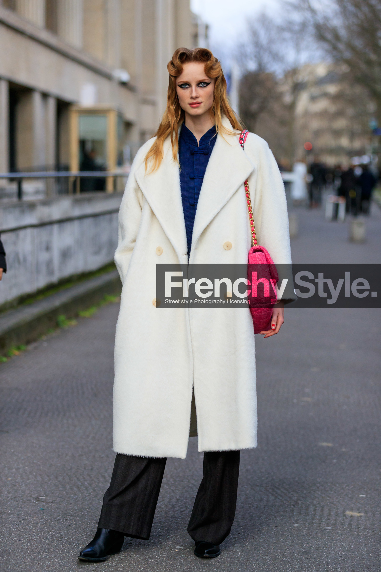 model, hair details, make up, make up details, black eyeliner, pink bag, shoulder bag, golden chain strap bag, tweed bag, chanel bag, white coat, blue shirt, japanese style shirt, grey pants, black leather boots, fashion week, frenchystyle, FW, jonathan paciullo, street style, PFW, PARIS, vertical, full length