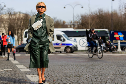 vanessa hong, green leather shirt, green leather pants, kaki jacket, white leather bag, white leather belt, belt bag, crossbody bag, striped bag, small sunglasses, black sunglasses, golden earrings, golden necklace, hoop earrings, big chain necklace, golden bag, green leather bermuda shorts, black suede shoes, sharp end shoes, chanel bag, fashion week, frenchystyle, FW, jonathan paciullo, street style, PFW, PARIS, horizontal, atmosphere details, full length