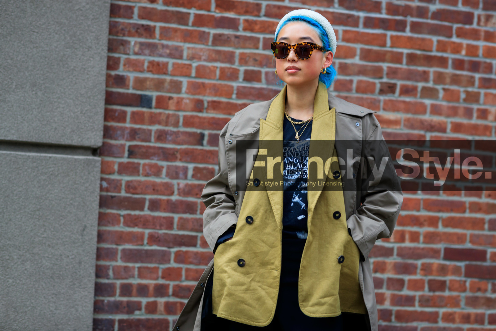 lina zhang, Margaret Zhang, blue hair, white headband, dyed hair, scale sunglasses, square shape glasses, beige trench coat, beige jacket, black t-shirt, letter printed t-shirt, layered jacket, golden necklace, multi necklace, fashion week, frenchystyle, FW, jonathan paciullo, street style, NYFW, NEW YORK, AUTUMN WINTER 2020-2021, FALL WINTER 2020-2021, FW 20-21, horizontal, atmosphere details, detail