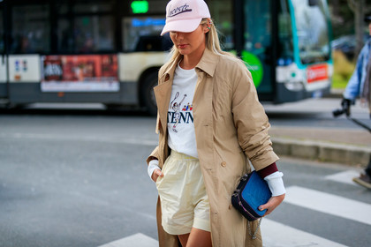 beige trench coat, light pink cap, lacoste cap, white sweatshirt, white shorts, letter embroidered sweatshirt, blue leather bag, lacoste bag, fashion week, frenchystyle, FW, jonathan paciullo, street style, PFW, PARIS, horizontal, atmosphere details, detail