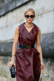 caro daur, burgundy leather trenchcoat, burgundy leather dress, sleeveless jacket, sleeveless dress, sleeveless trench coat, jacket dress, split dress, long dress, long jacket, belted dress, belted jacket, button dress, black leather belt, black sunglasses, black bag, box bag, bottega veneta sunglasses, butterfly sunglasses, golden necklace, golden bracelet, diamond necklace, dior bag, dior belt, dior dress, dior jacket, dior trench coat, dior total look, leather trench coat, leather dress, burgundy dress, burgundy trenchcoat, fashion week, frenchystyle, FW, jonathan paciullo, street style, PFW, PARIS, AUTUMN WINTER 2020-2021, FALL WINTER 2020-2021, FW 20-21, vertical, atmosphere details, detail